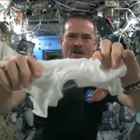 فشار دادن یک حوله ی خیس در فضا 