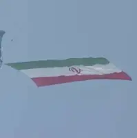 اهتزاز پرچم ایران توسط چترباز در رژه نیروهای مسلح بندرعباس