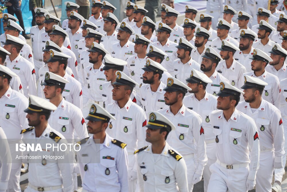 عکس/ مراسم رژه نیروهای مسلح با حضور رییس مجلس در بندرعباس