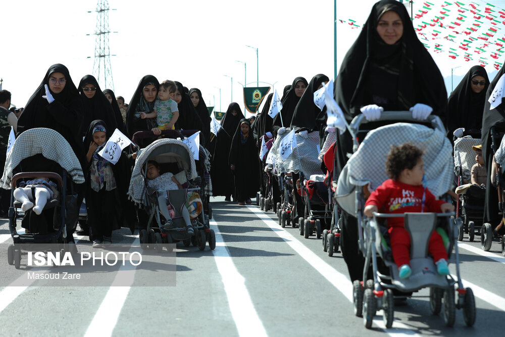 حضور مادران در مراسم رژه نیروهای مسلح در یزد