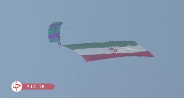 اهتزاز پرچم ایران توسط چترباز در رژه نیروهای مسلح بندرعباس