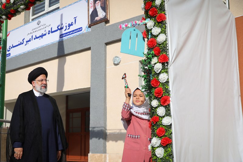 عکس/ زنگ اول مهر در مدرسه شهید کمندی شهرستان بهارستان با حضور رئیس‌جمهور 