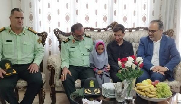 بدرقه فرزند شهید «میرزایی» به مدرسه توسط فرمانده انتظامی همدان