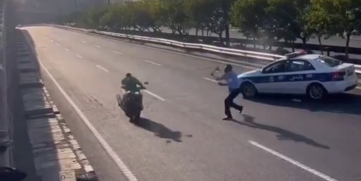 واکنش پلیس به برخورد عجیب مامور راهور با یک موتورسیکلت‌سوار