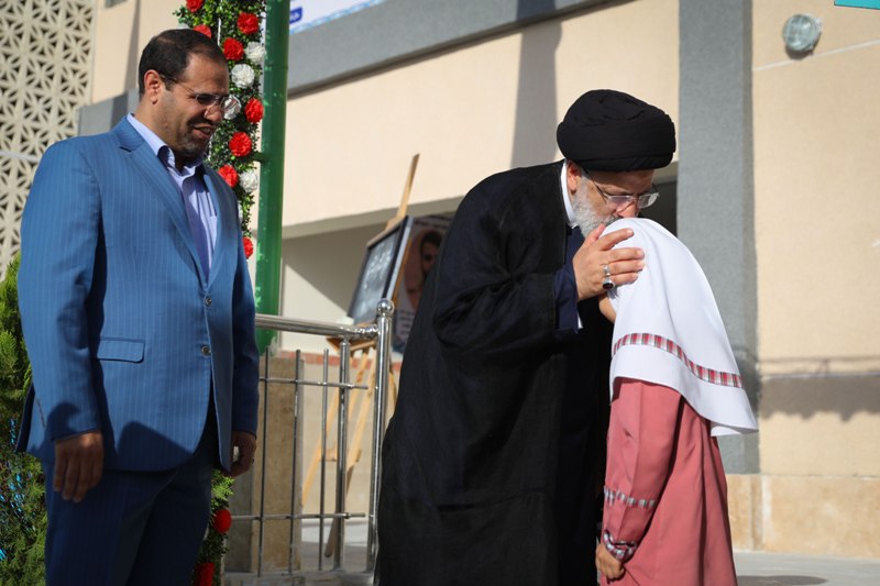 عکس/ زنگ اول مهر در مدرسه شهید کمندی شهرستان بهارستان با حضور رئیس‌جمهور 