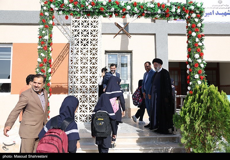 عکس/ زنگ اول مهر در مدرسه شهید کمندی شهرستان بهارستان با حضور رئیس‌جمهور 