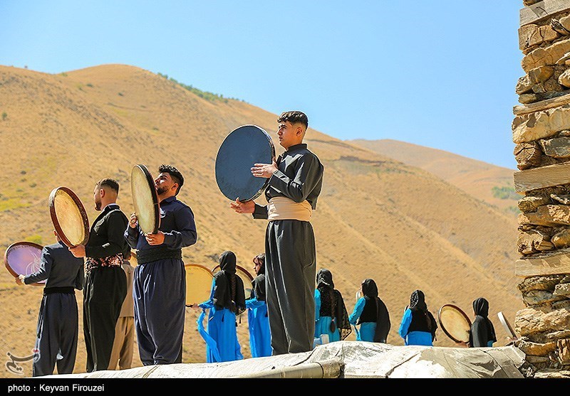 عکس/ اجتماع بزرگ دف نوازان در کردستان با آغاز ماه ربیع الاول