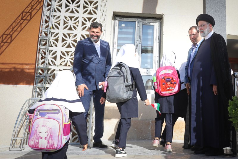 عکس/ زنگ اول مهر در مدرسه شهید کمندی شهرستان بهارستان با حضور رئیس‌جمهور 