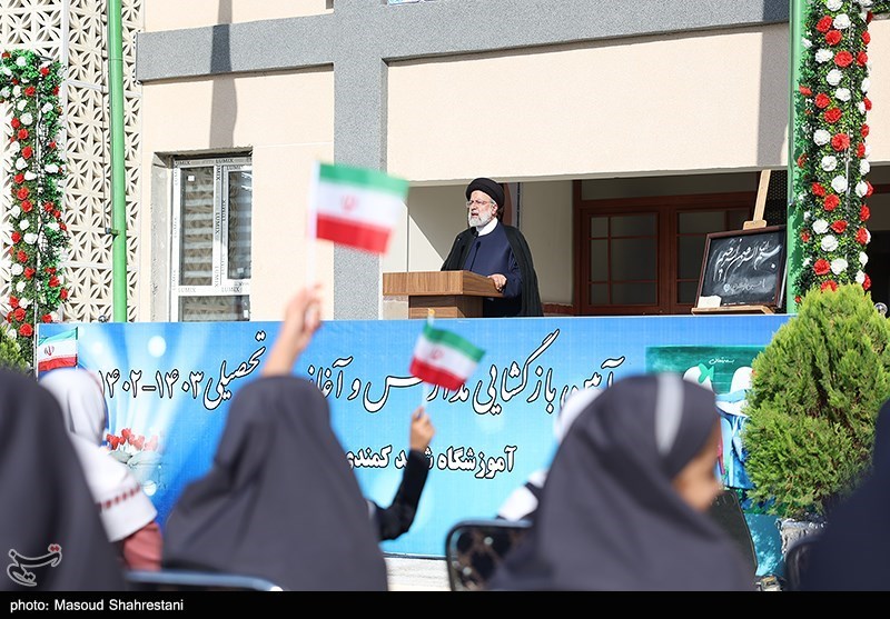 عکس/ زنگ اول مهر در مدرسه شهید کمندی شهرستان بهارستان با حضور رئیس‌جمهور 