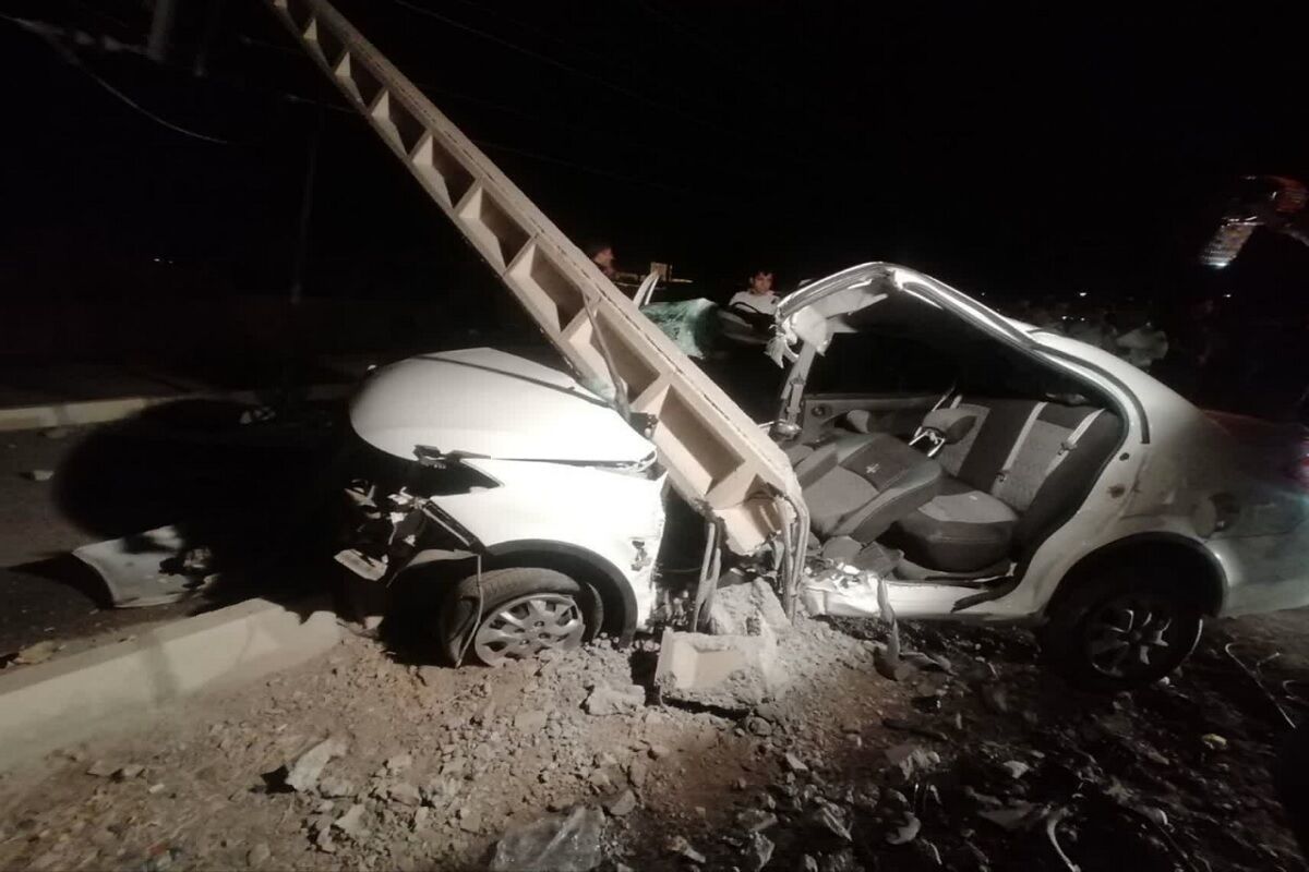 برخورد یک خودروی سواری با تیر برق در بیرجند؛ 3 نفر مصدوم شدند