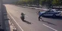 واکنش پلیس به فیلم پرتاب باتوم به یک موتورسوار