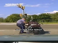 لحظه فرار موتورسوار خلافکار از دست پلیس پس از دستگیری وسط خیابان