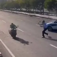 واکنش پلیس به پرتاب باتوم به یک موتورسوار توسط مأمور راهور