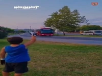 هواداری که هر روز در مسیر اتوبوس تیمش قرار می‌گیرد 