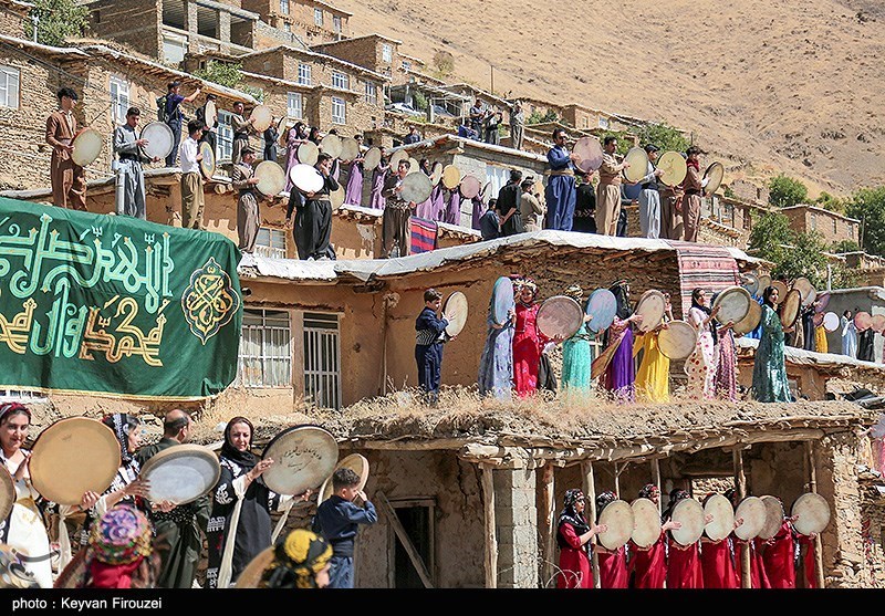 عکس/ اجتماع بزرگ دف نوازان در کردستان با آغاز ماه ربیع الاول