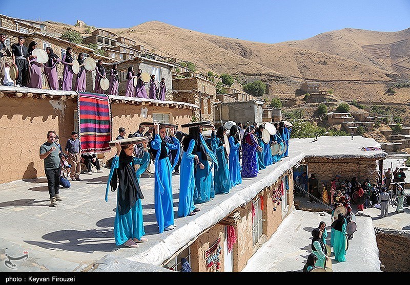 عکس/ اجتماع بزرگ دف نوازان در کردستان با آغاز ماه ربیع الاول