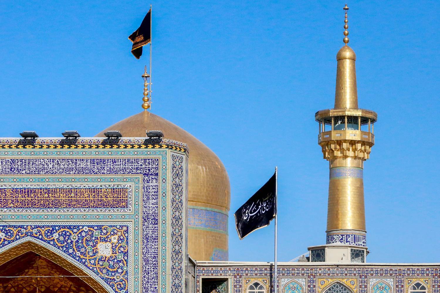 اهتزاز پرچم حرم امام حسن عسکری(ع) در کنار پرچم گنبد منور رضوی