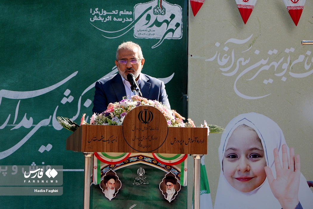 عکس/ حضور مادر یکی از شهدای امنیت در آیین بازگشایی مدارس مشهد