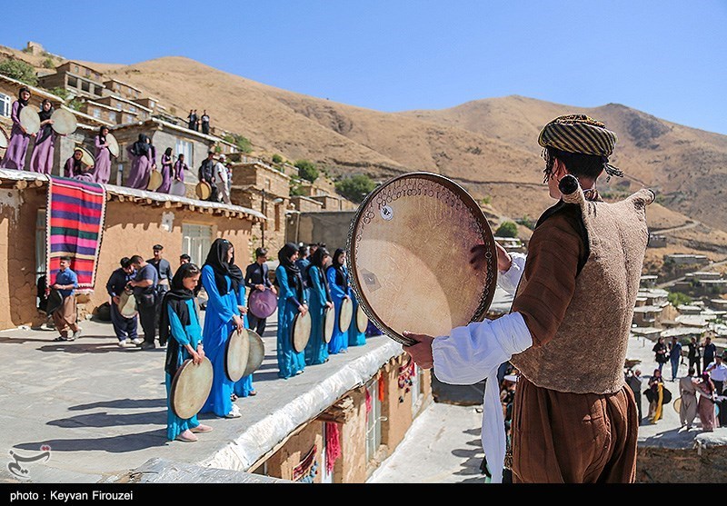 عکس/ اجتماع بزرگ دف نوازان در کردستان با آغاز ماه ربیع الاول