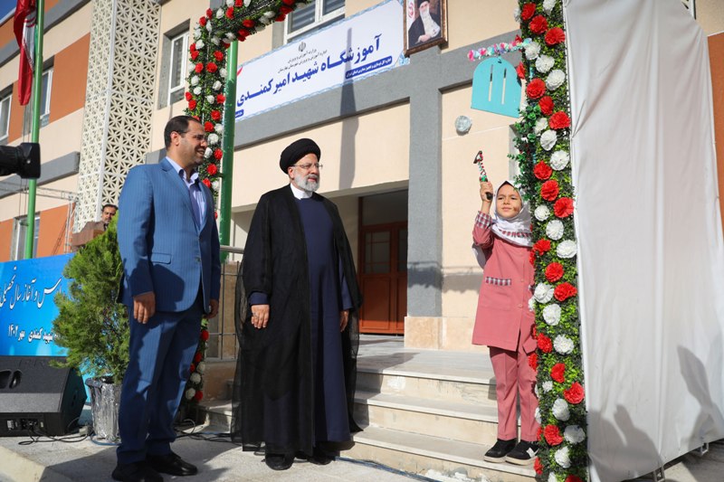 عکس/ زنگ اول مهر در مدرسه شهید کمندی شهرستان بهارستان با حضور رئیس‌جمهور 