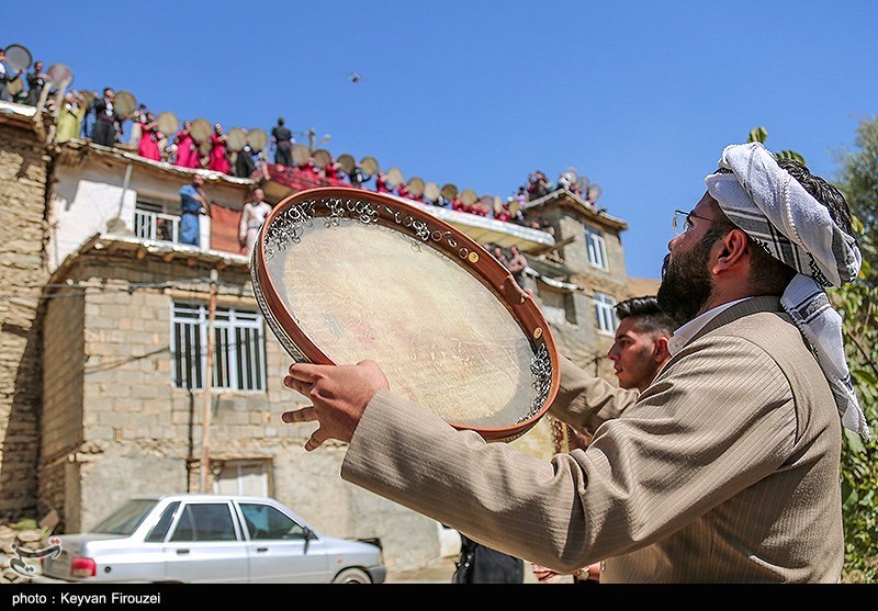 عکس/ اجتماع بزرگ دف نوازان در کردستان با آغاز ماه ربیع الاول