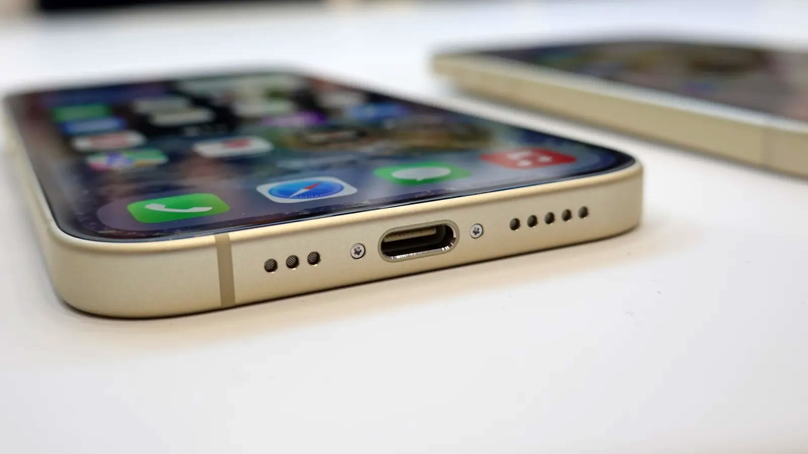 اپل هشدار داد؛ از کابل USB C گوشی‌های اندروید روی آیفون 15 استفاده نکنید