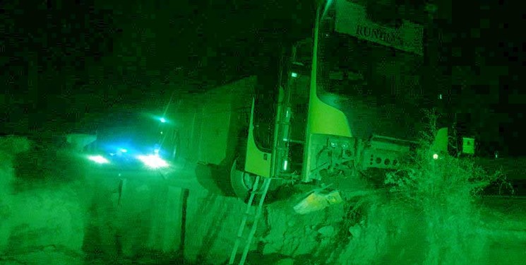 نجات ۴۰ مسافر اتوبوس معلق بر پل با کمک نردبان