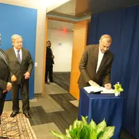 امضای دفتر یادبود سازمان ملل توسط وزیر امور خارجه ایران