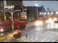 برخورد شدید تریلی با چراغ راهنمایی