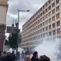 پاسخ پلیس به معترضین فرانسوی با پرتاب گاز اشک آور 