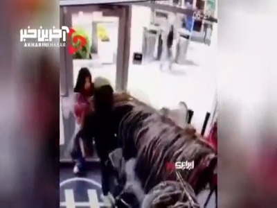 سرقت قفسه کامل لباس‌ها از فروشگاهی در سانفرانسیسکو