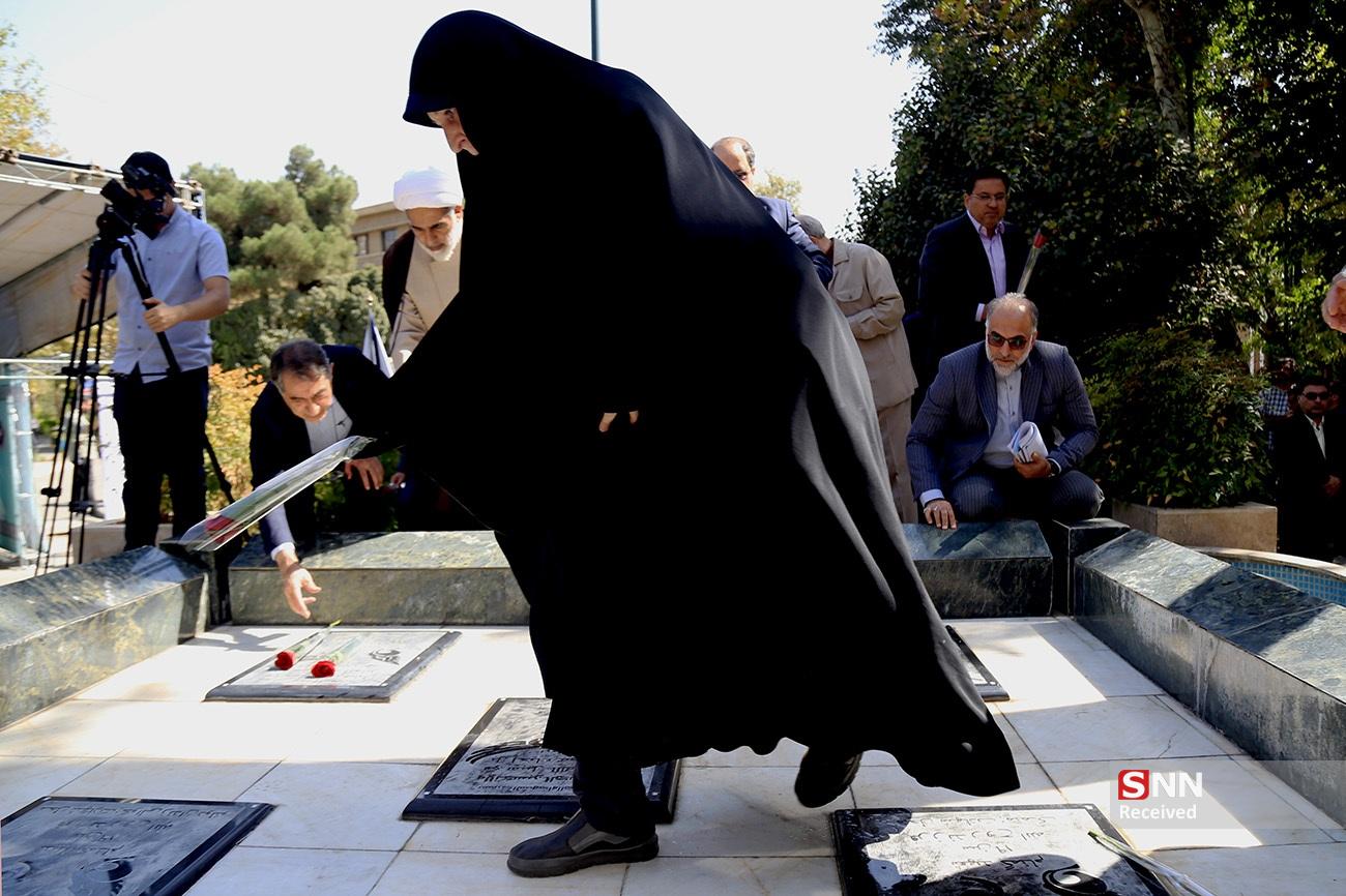 غبار روبی مزار شهدای گمنامِ دانشگاه تهران