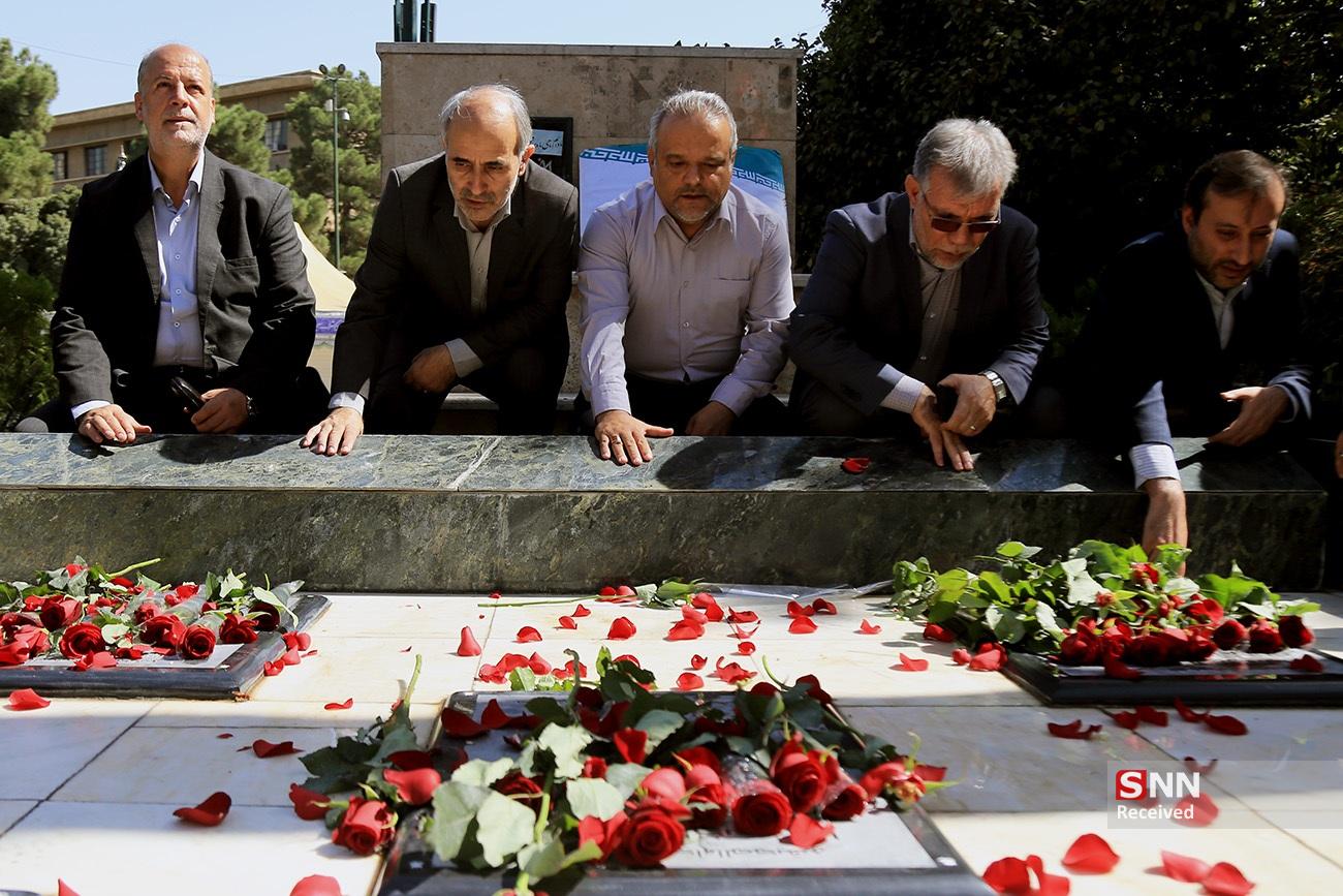 غبار روبی مزار شهدای گمنامِ دانشگاه تهران