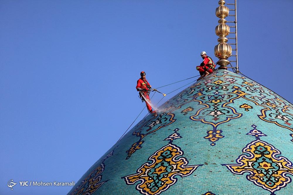 عکس/ شستشوی گنبد مسجد مقدس جمکران