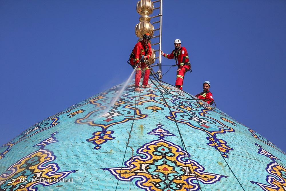 عکس/ شستشوی گنبد مسجد مقدس جمکران