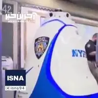 ربات پلیس در متروی منهتن نیویورک 