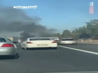آتش گرفتن خودروی سواری روی ماشین یدک‌کش بعد از تصادف با کامیون وسط اتوبان