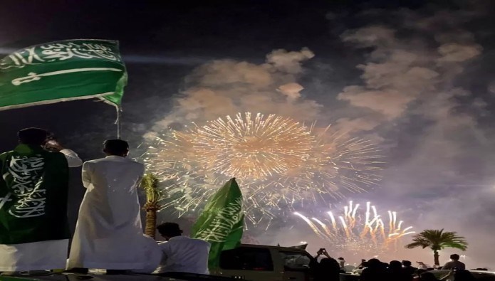 پخش کردن بادکنک در هوا به مناسبت روز ملی عربستان