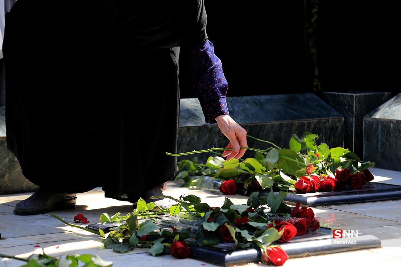 غبار روبی مزار شهدای گمنامِ دانشگاه تهران