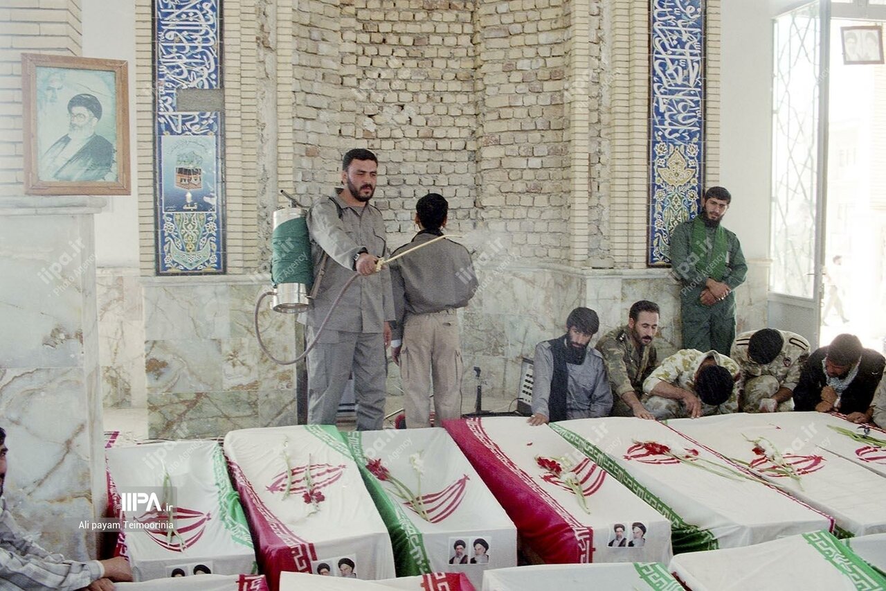  عکس/ تبادل پیکر شهدای دفاع مقدس در سال ۱۳۷۴ با کشته شدگان عراقی