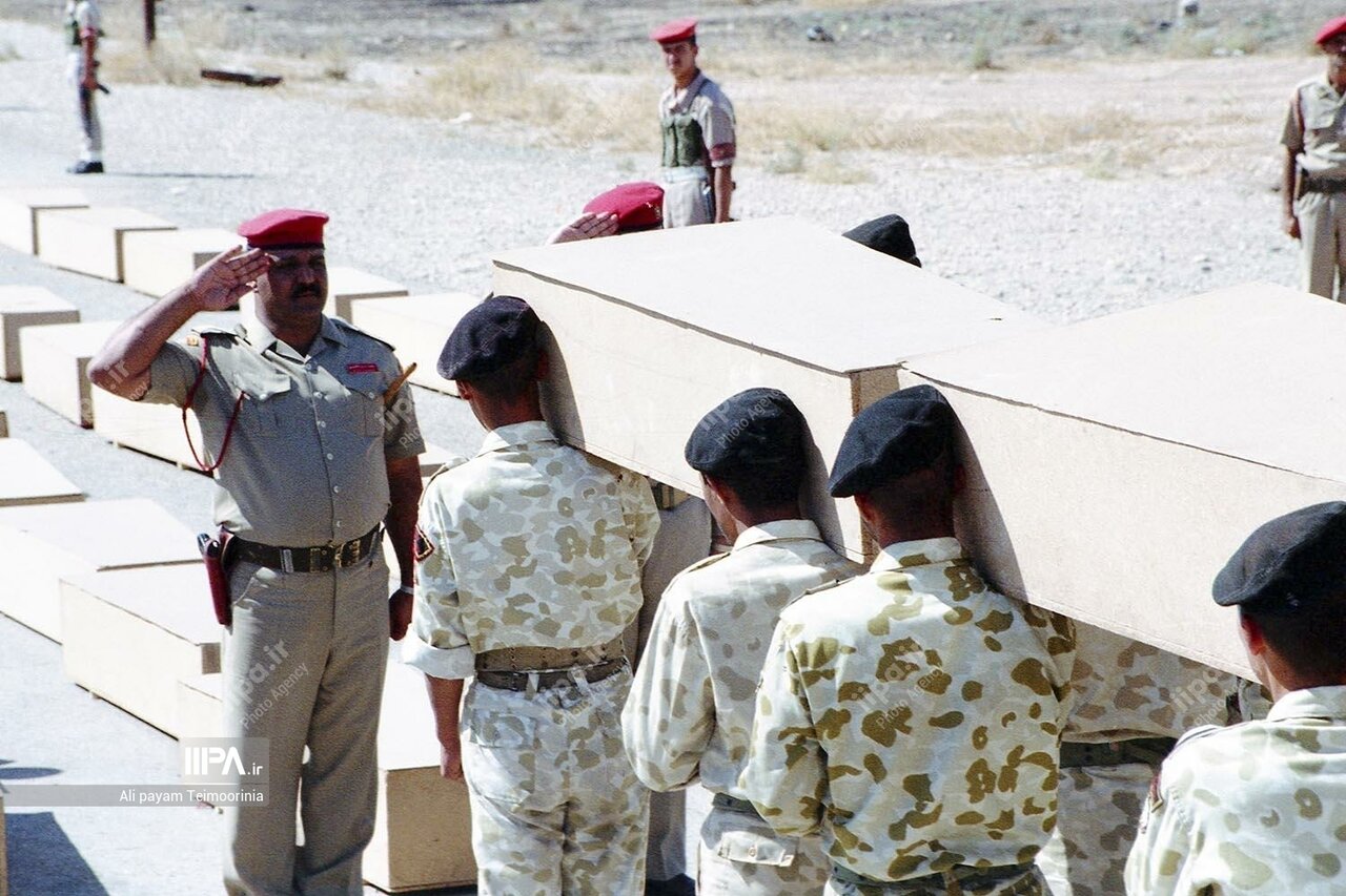 عکس/ تبادل پیکر شهدای دفاع مقدس در سال ۱۳۷۴ با کشته شدگان عراقی