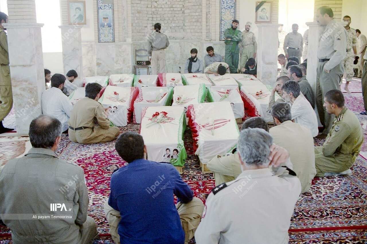  عکس/ تبادل پیکر شهدای دفاع مقدس در سال ۱۳۷۴ با کشته شدگان عراقی