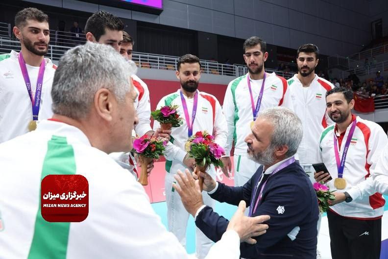 عکس/ حضور پدر معنوی کاروان شهید حججی در مراسم اهدای مدال والیبال