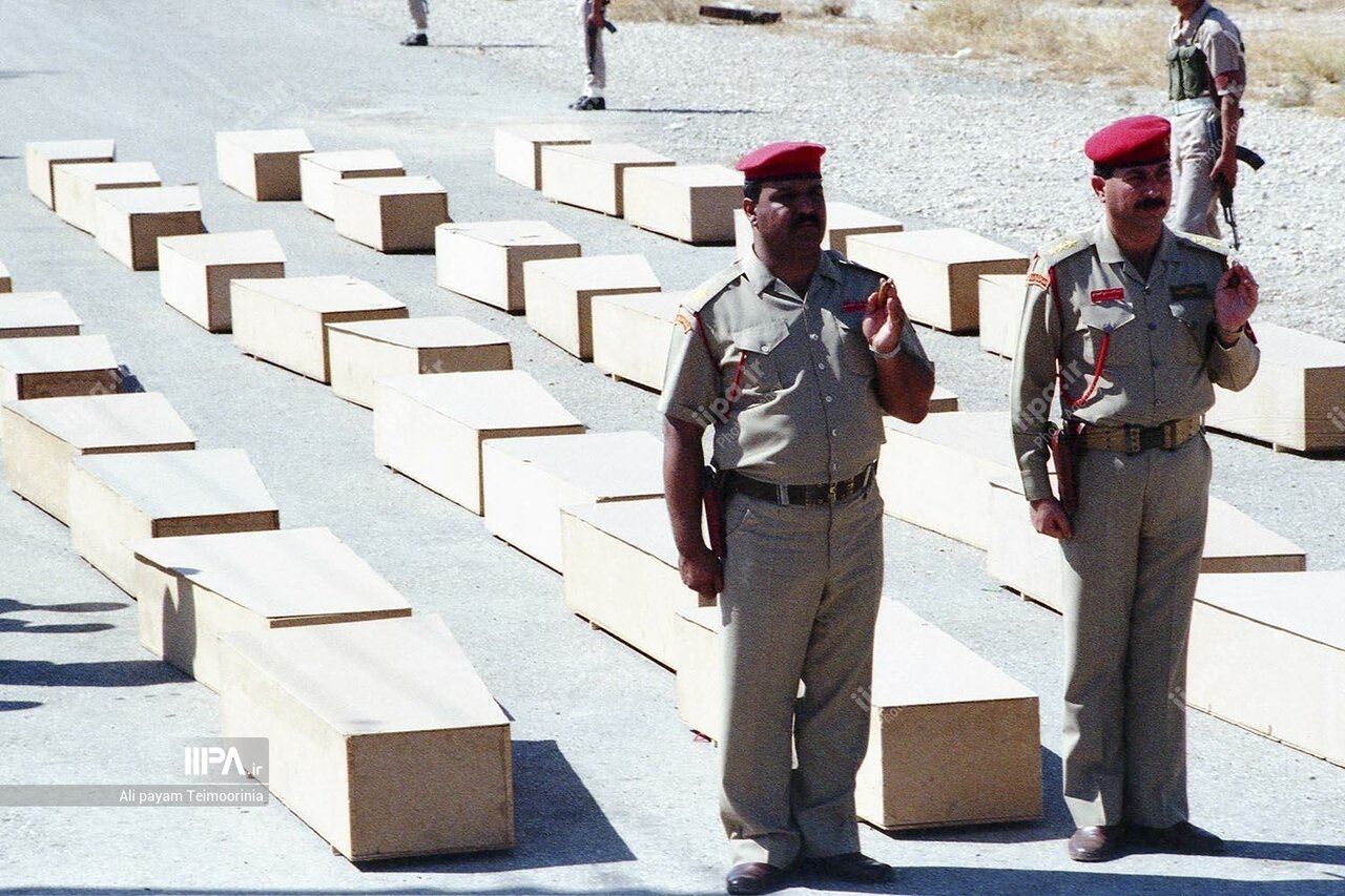  عکس/ تبادل پیکر شهدای دفاع مقدس در سال ۱۳۷۴ با کشته شدگان عراقی