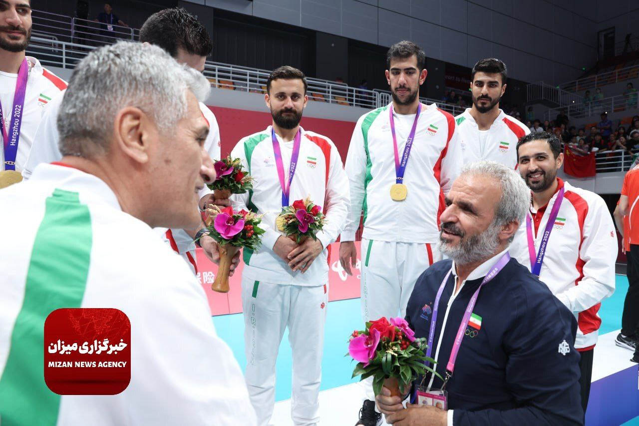 عکس/ حضور پدر معنوی کاروان شهید حججی در مراسم اهدای مدال والیبال