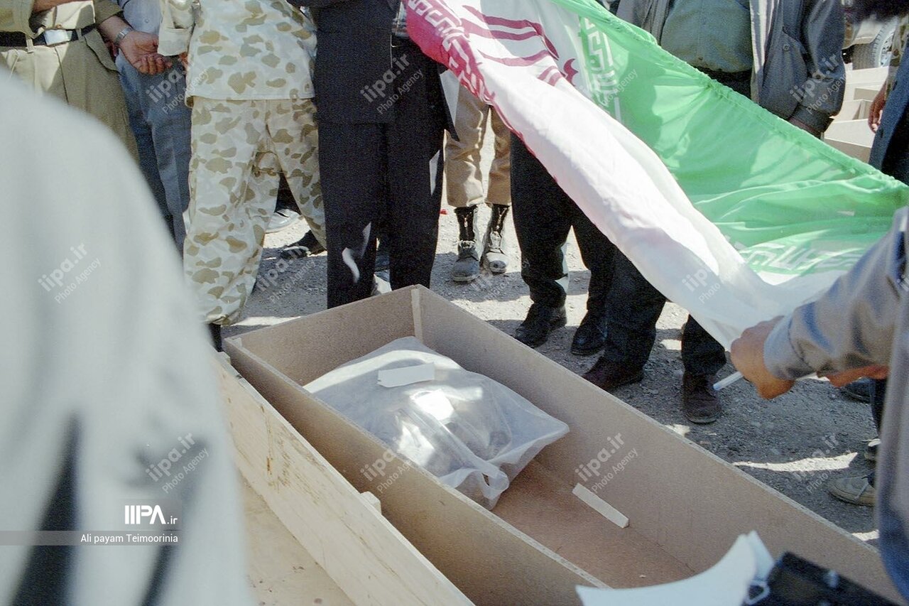  عکس/ تبادل پیکر شهدای دفاع مقدس در سال ۱۳۷۴ با کشته شدگان عراقی