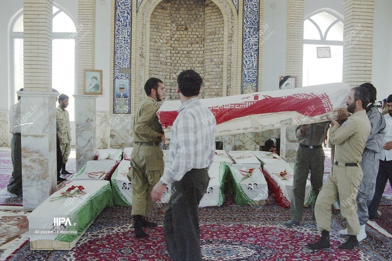  عکس/ تبادل پیکر شهدای دفاع مقدس در سال ۱۳۷۴ با کشته شدگان عراقی