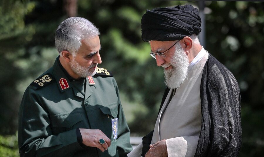 انتشار برای نخستین‌ بار؛ تصویر متفاوت از دیدار سردار سلیمانی با رهبر انقلاب
