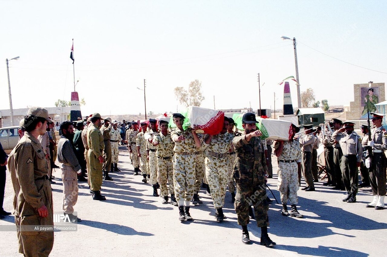  عکس/ تبادل پیکر شهدای دفاع مقدس در سال ۱۳۷۴ با کشته شدگان عراقی