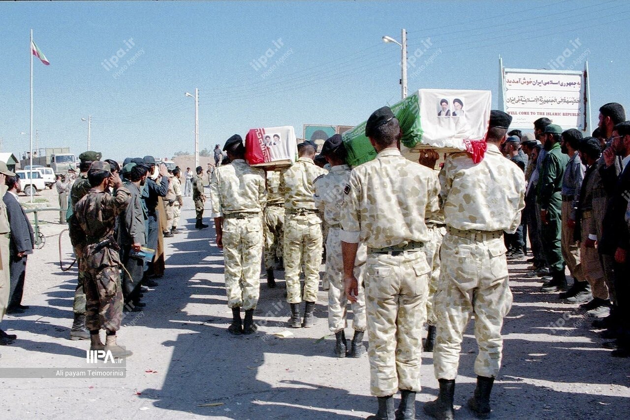  عکس/ تبادل پیکر شهدای دفاع مقدس در سال ۱۳۷۴ با کشته شدگان عراقی